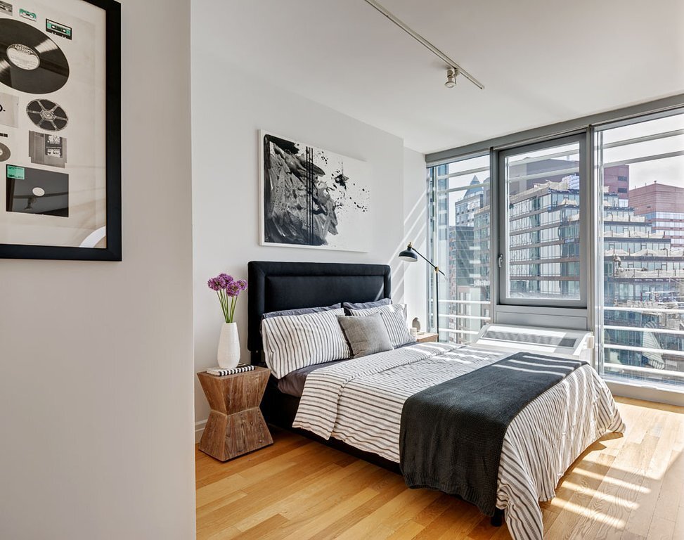 Building Photo - 550 W 54th St