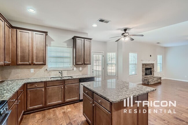 Building Photo - 301 Arbor Pl