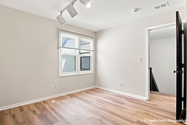 Building Photo - 246 Shadow Bend Dr