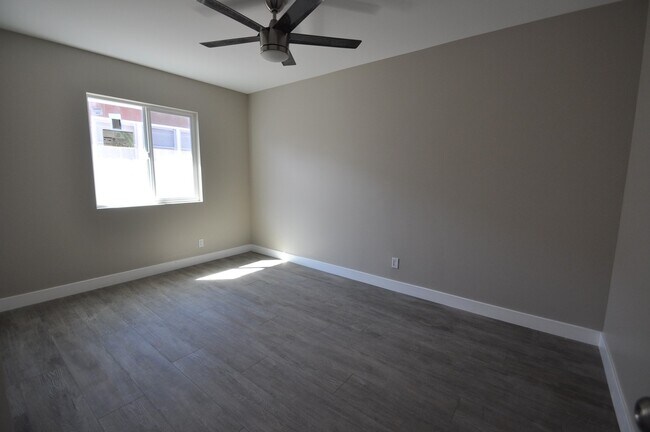 Building Photo - 8BD/4BA on Rockford! Great Yard!