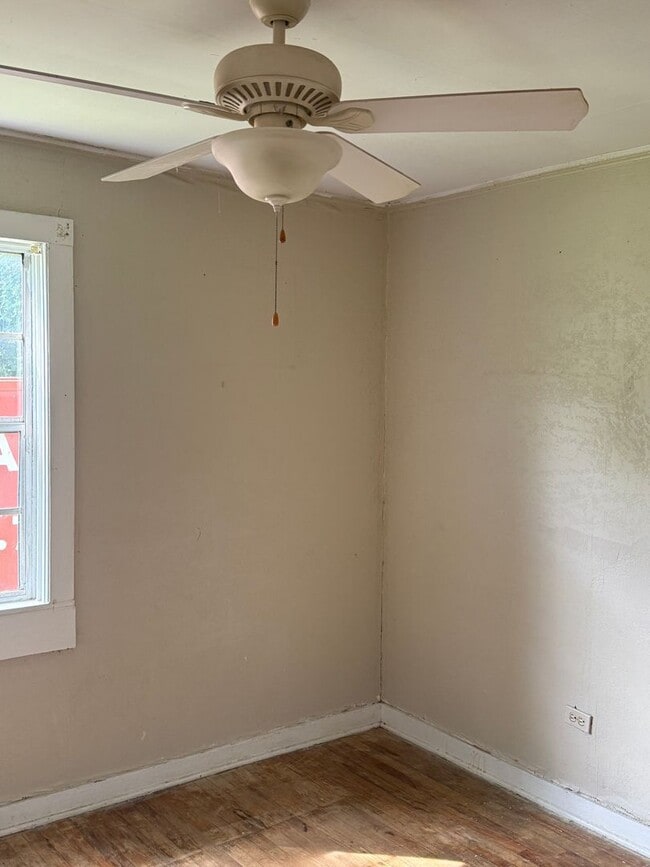 Building Photo - 3 Bedroom 1 Bathroom House Available for Rent