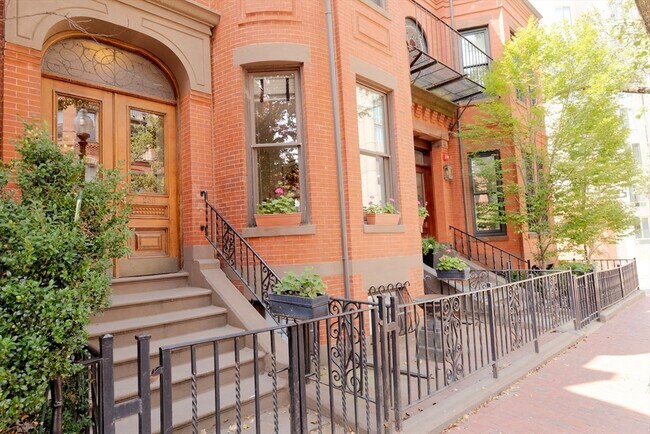Building Photo - 256 W Newton St