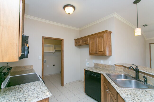 Building Photo - 16111 Rolling Meadows Dr