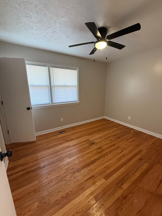 Building Photo - 1039 Kingsley Rd