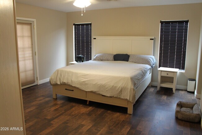 Building Photo - 740 W Baylor Ln