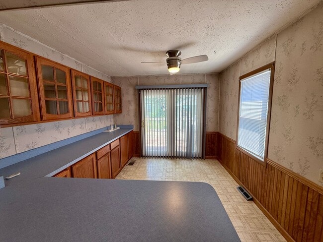 Building Photo - 2 Bed / 1 Bath House with lots of Features...