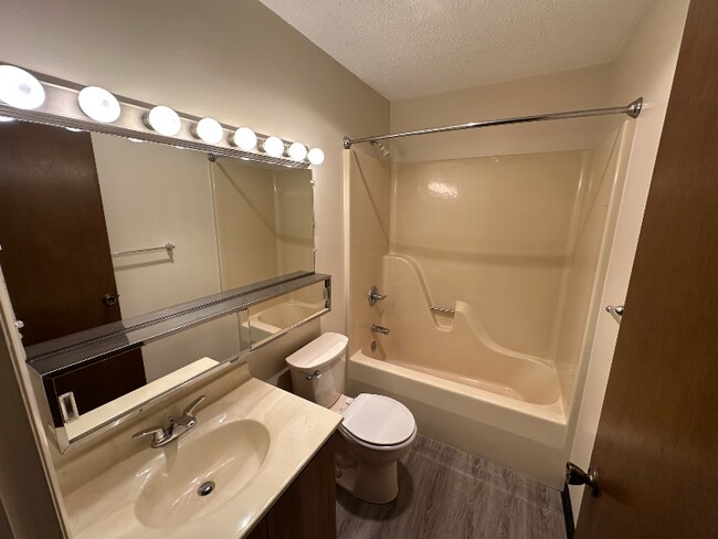 Building Photo - 634 Cumberland Dr
