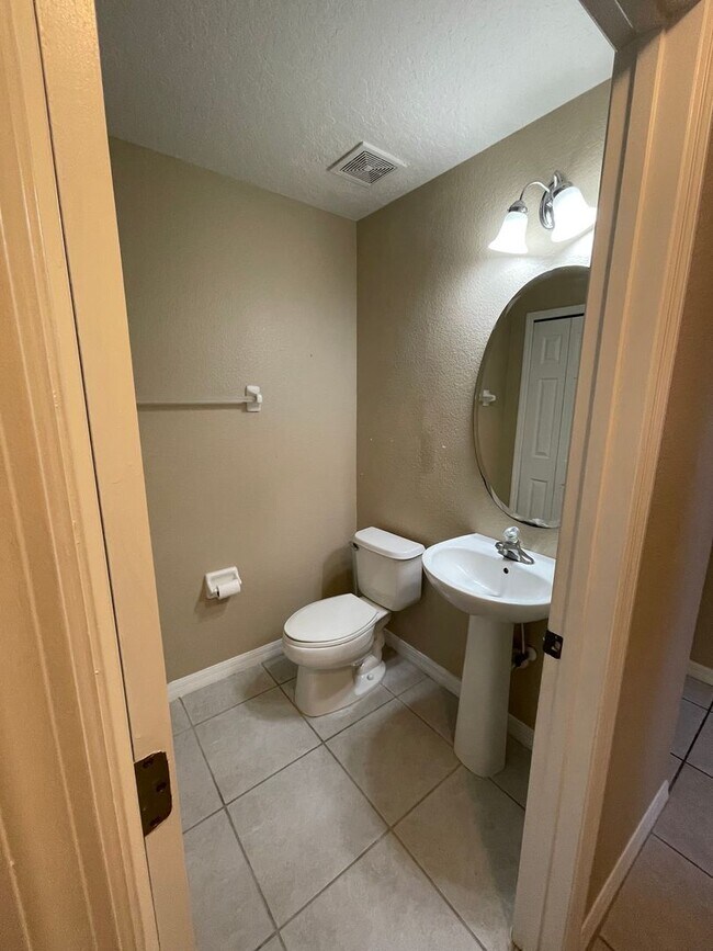Building Photo - Home For Rent in Gated Stonebrook Neighbor...