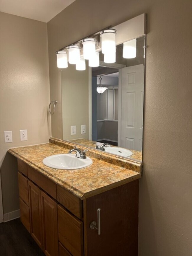 Building Photo - Charming, 2 bedroom/1 bath near Downtown Rochester!