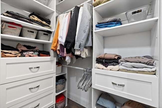 Building Photo - 5415 N Sheridan Rd