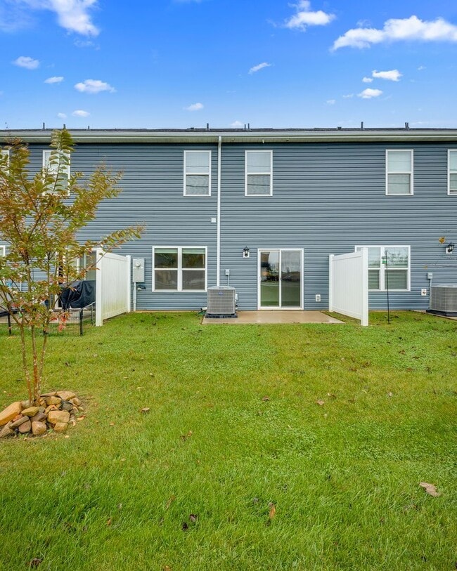 Building Photo - New 3BR Townhome in Saylor’s Place – Modern Finishes & Prime Jonesborough Location