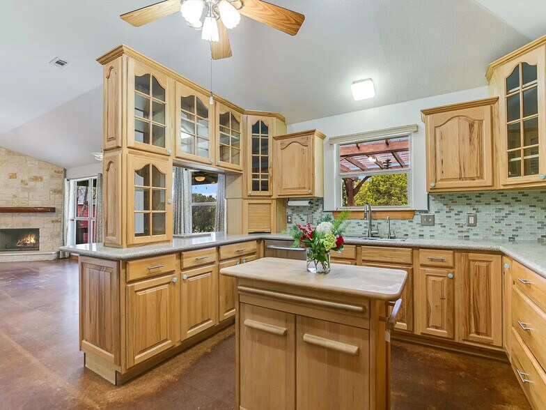 Building Photo - 1010 Foothills Dr