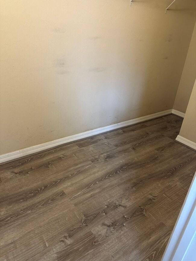 Building Photo - 3/2/2 Town Home Style Condo at Maintenance...