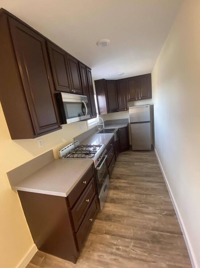 Building Photo - 1412 W Florence Ave