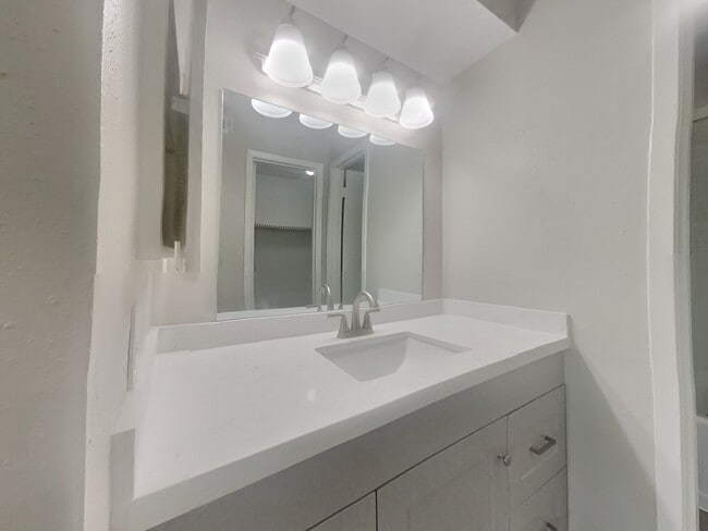 Building Photo - 5625 Antoine Dr