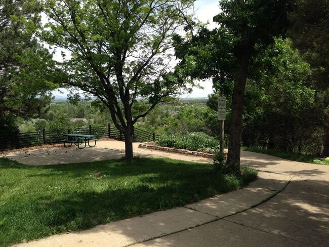 Building Photo - Last minute screaming deal for CU students...