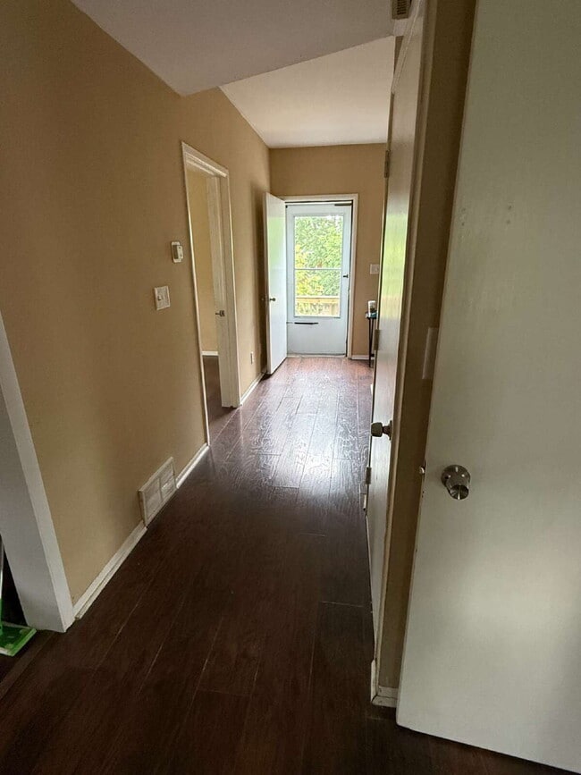 Building Photo - Charming 2 Bedroom 1 Bathroom with small b...