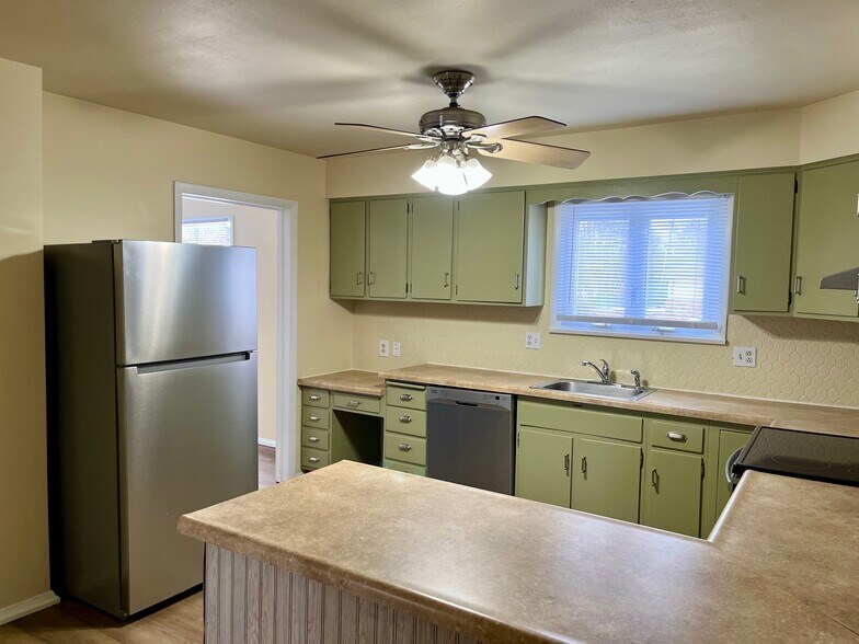 Building Photo - 221 Eisenhower Dr