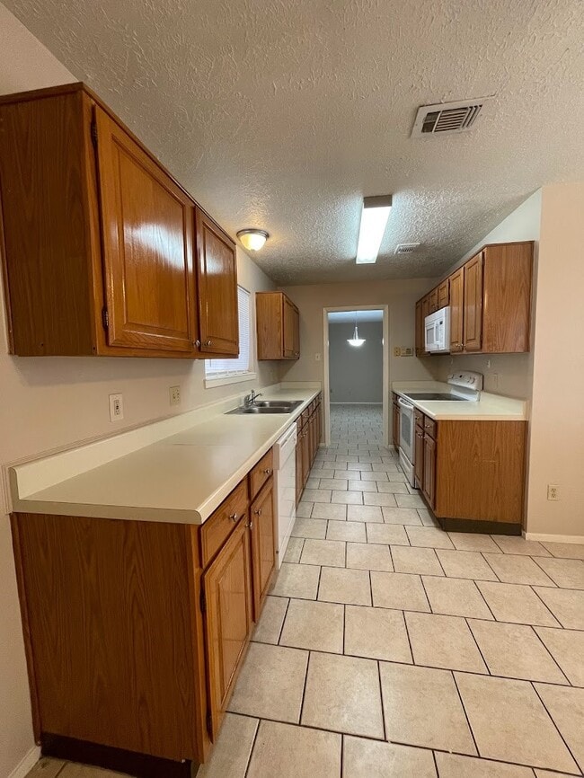 Building Photo - 2126 Collingsfield Dr