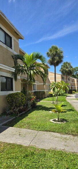 Building Photo - 9478 Palm Cir S