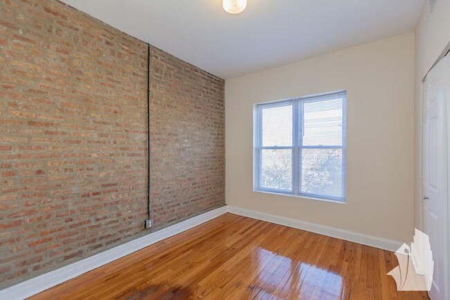 Building Photo - 4 bedroom in Chicago IL 60657