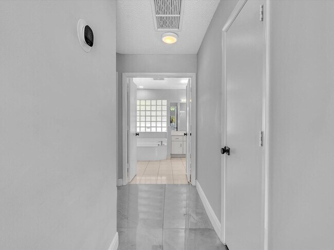 Building Photo - 10434 NW 6th Ct