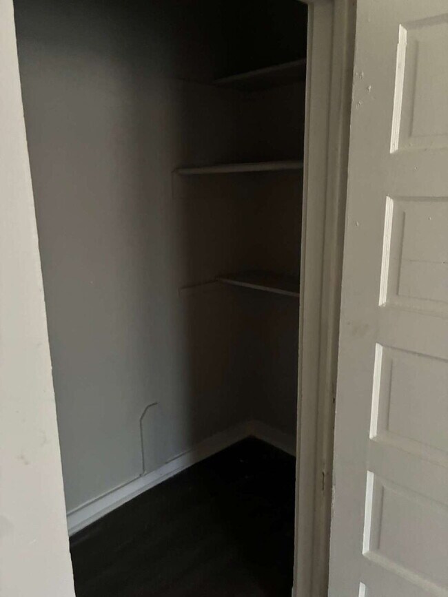Building Photo - Application Special - South Side One Bedroom Apartment for Rent