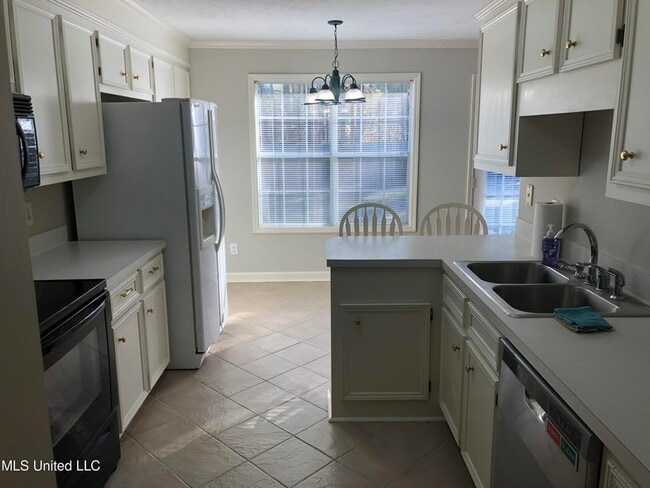 Building Photo - 313 S Place Dr