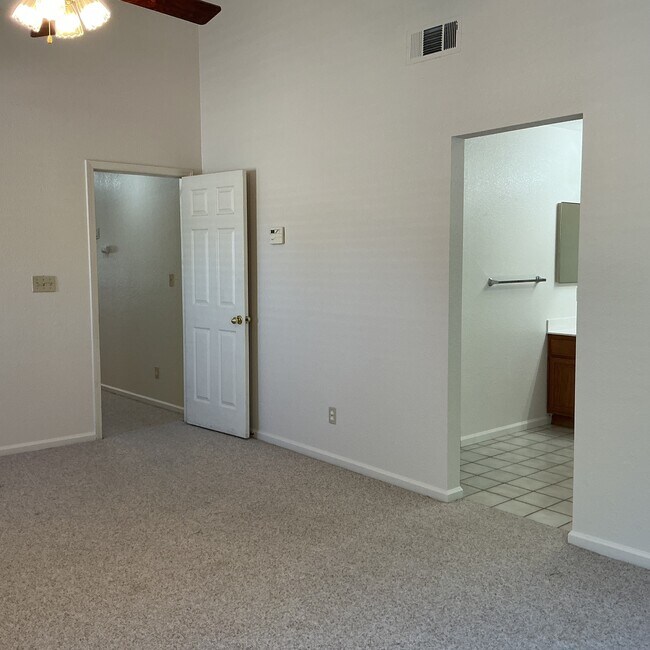 Building Photo - 8852 Gemwood Way