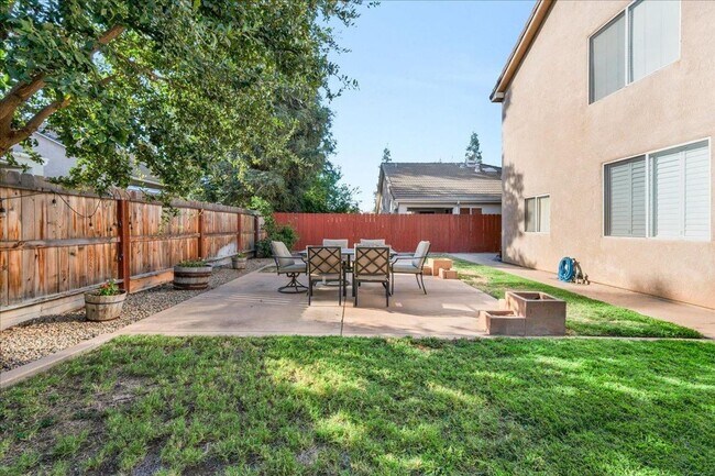 Building Photo - Beautiful North Clovis 3/2.5 Home in Gated Community