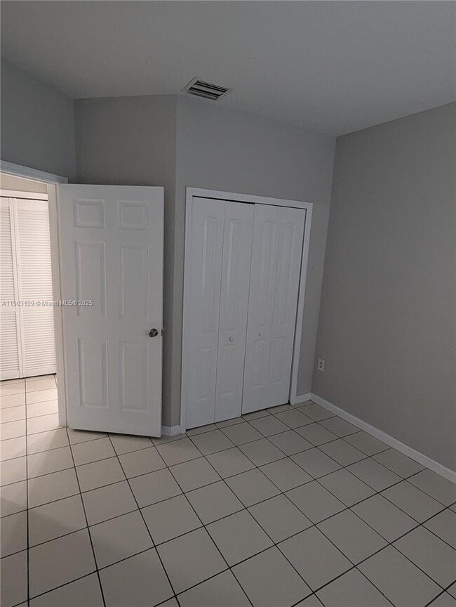 Building Photo - 1413 SE 24th Ct