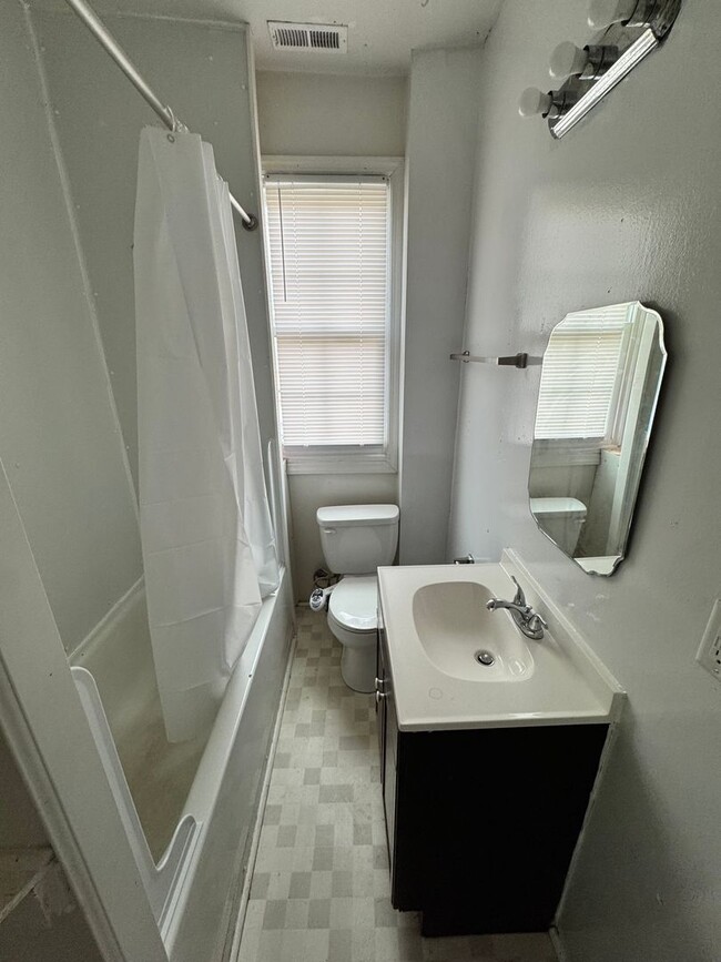 Building Photo - 5 bed 2 bath, central all electric HVAC, laundry, fenced yard house!