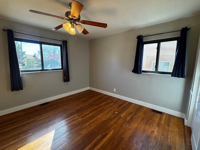 Building Photo - Home near UNM.