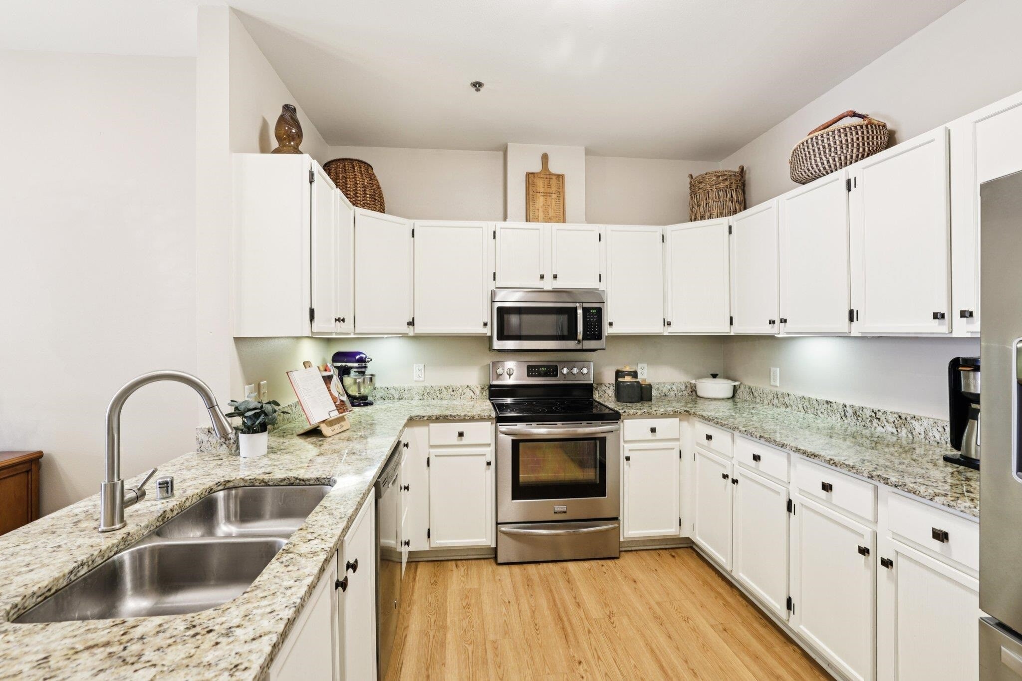Kitchen - 301 Harbour Town Dr