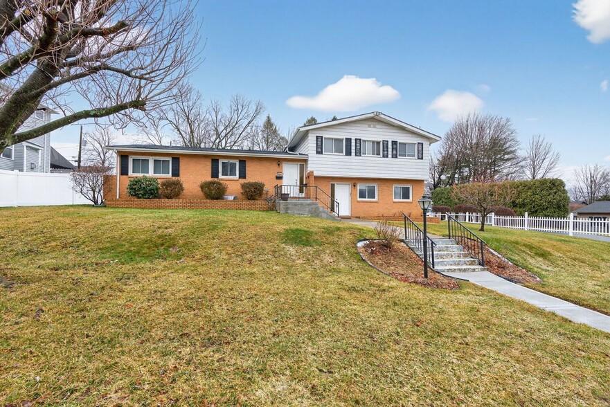 Building Photo - 602 E Lexington St