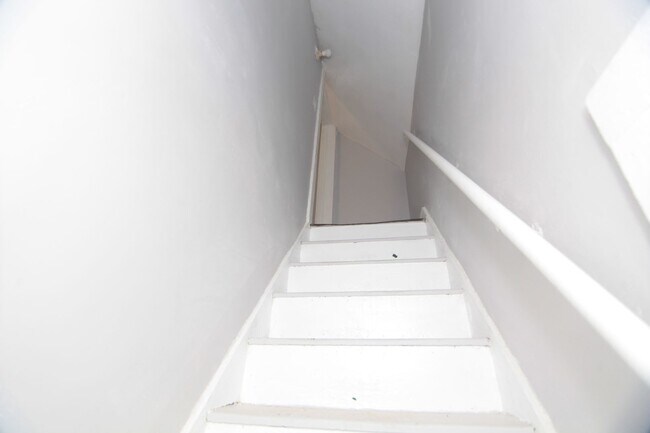 Building Photo - Updated 1 Bedroom Pet Friendly Home - Rent...