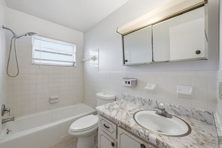 Building Photo - 410 W Palm St