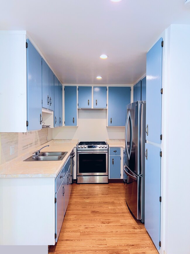 Building Photo - 21 Hillview Ct