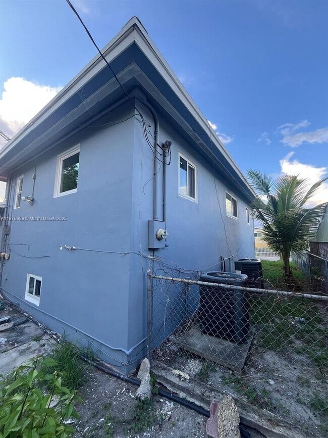 Building Photo - 1330 NE 203rd St