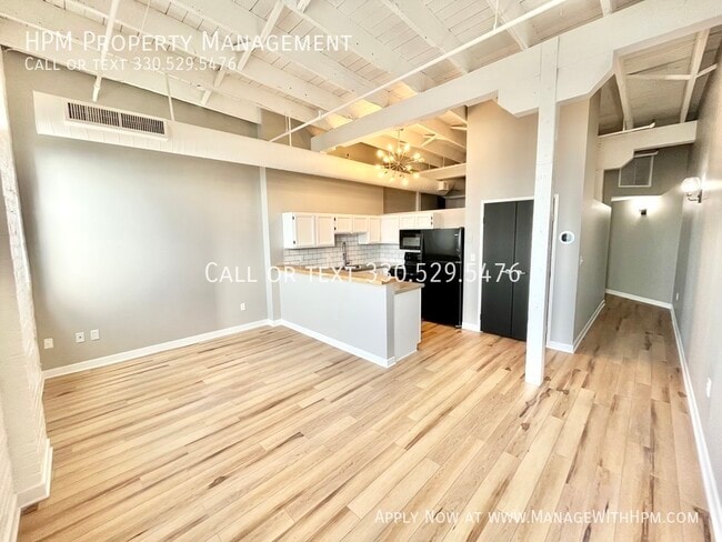 Building Photo - 1133 W 9th St