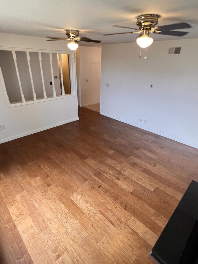 Building Photo - 1464 Larwood Rd