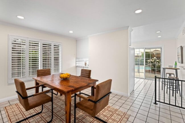 Building Photo - 464 Edelweiss Dr