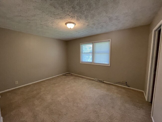 Building Photo - 15112 Lincoln Cir