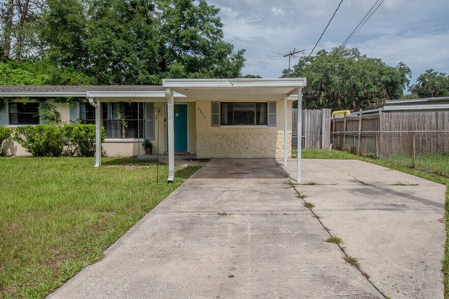 Building Photo - 2233 La Valle Dr