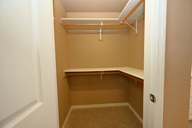 Building Photo - 2618 High Ridge Dr