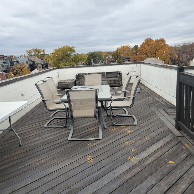 Building Photo - 2022 N Wood St