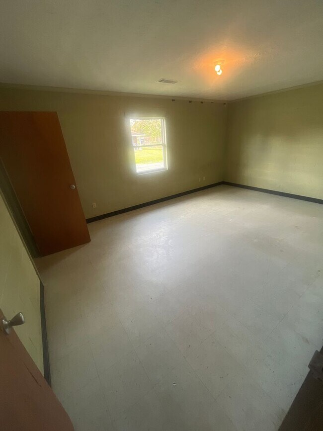 Building Photo - 370 E Gordon Ave