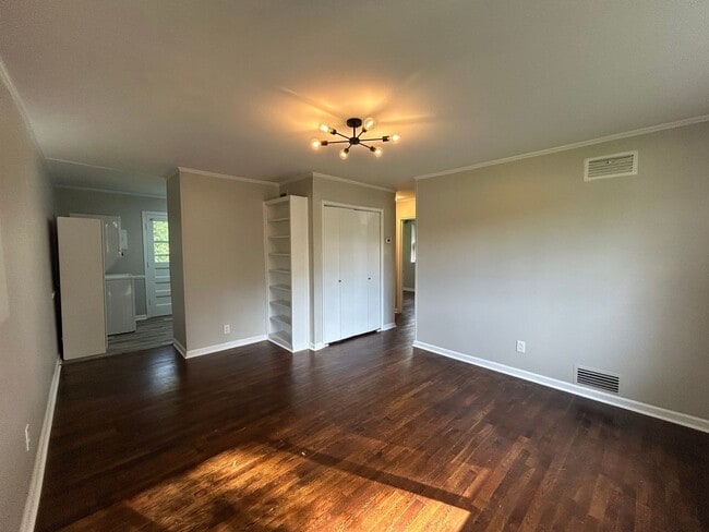 Building Photo - Updated 2 bedroom/ 1 bathroom condo locate...