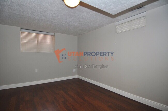 Building Photo - 1577 Glen Arbor St
