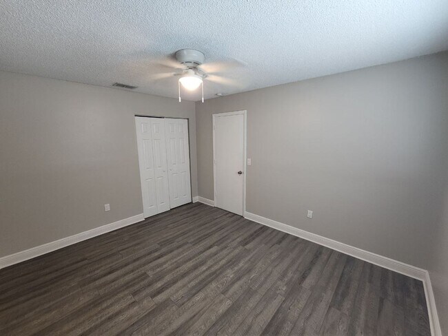 Building Photo - Housing Voucher Accepted -Upgraded 3 Bedroom 2 Bath - Minutes from Super Target and Publix